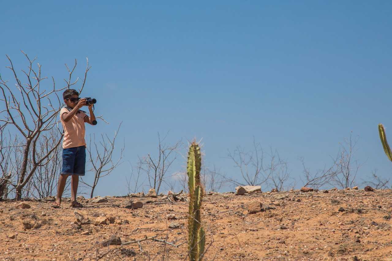 Ualisson em ação durante oficina de fotografia. Foto Camila Kinker