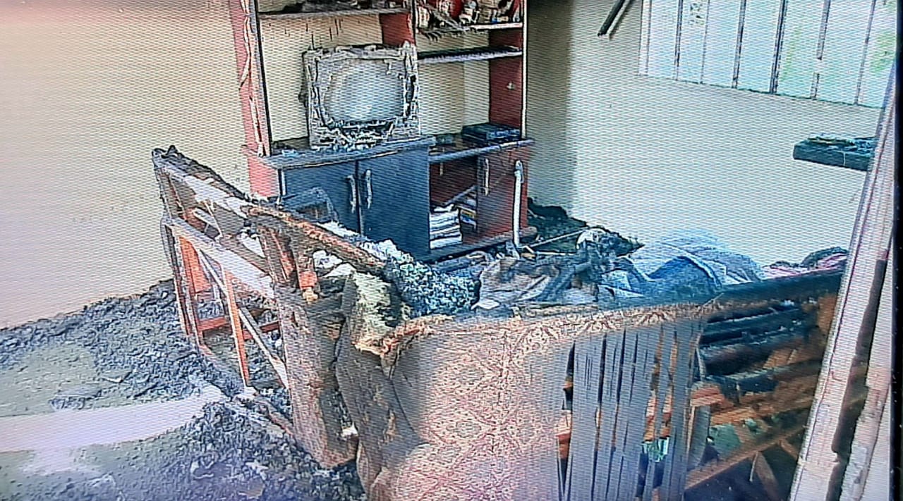 residencia-destruida-incendio-pinhais