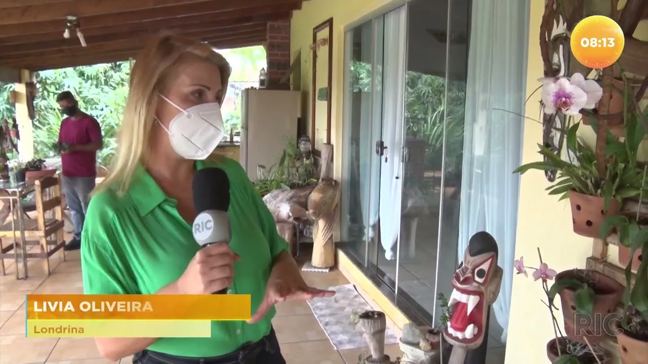 Caminhonete de policial ficou com marcas de tiros