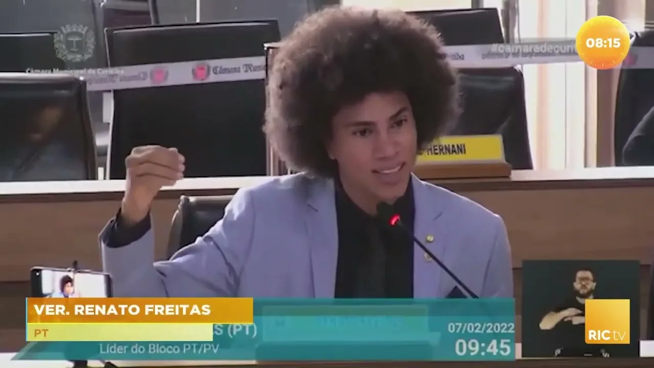 Turista morre atingida na cabeça por estátua que caiu de sacada; vídeo