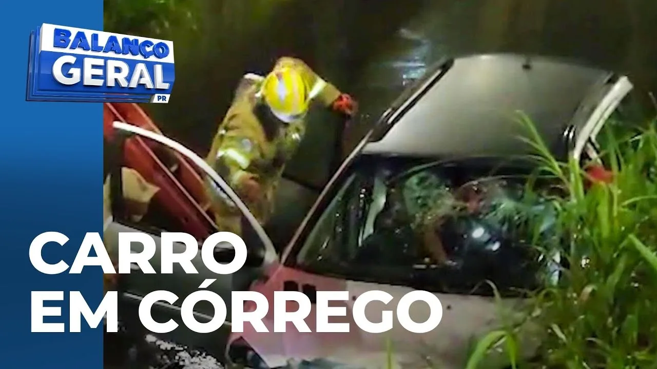 Motorista perde controle do carro e cai dentro de um córrego no bairro Capão da Imbuia