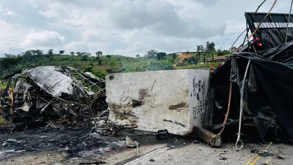 Acidente com ônibus de viagem em Minas Gerais deixa ao menos 37 mortos, diz PRF