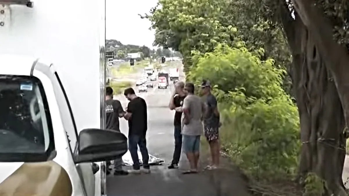 Um homem foi executado com diversos tiros em Maringá, no final da manhã desta segunda-feira (30). A vítima, que ainda não foi identificada, foi alvo de uma emboscada dentro de um lava-jato no bairro São Silvestre. Após ser baleado dentro do estabelecimento, o homem conseguiu fugir dos atiradores, mas foi perseguido e morto no meio da rua, algumas centenas de metros do local onde foi inicialmente atacado.
