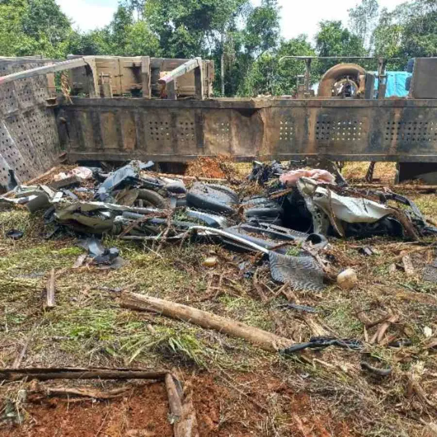 Carro é esmagado por caminhão tombado e vítimas só são encontradas no dia seguinte