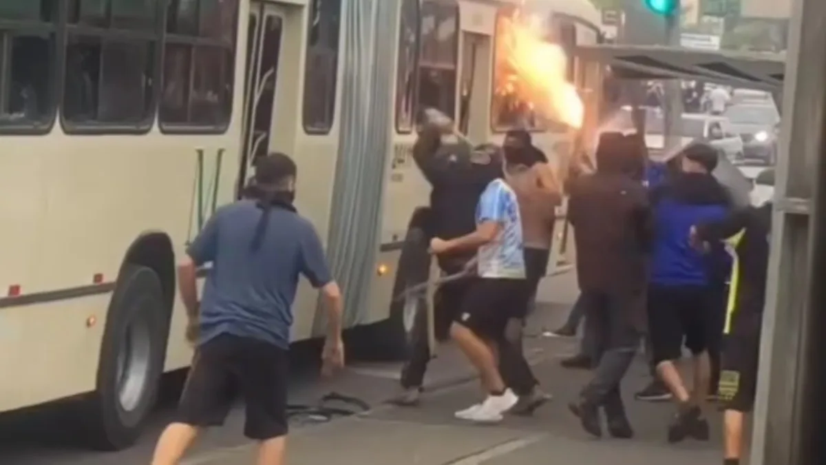 Uma briga entre torcedores da dupla Atletiba deixou três pessoas, que não tinham nada a ver com a confusão, feridas no último sábado (14). Conforme as informações da Polícia Militar do Paraná (PMPR), um grupo de torcedores do Coritiba fez uma emboscada para atacar atleticanos que estavam dentro de um ônibus da linha Tamandaré/Cabral, mas atingiram mesmo outros passageiros que não tinham nenhuma relação com o confronto.