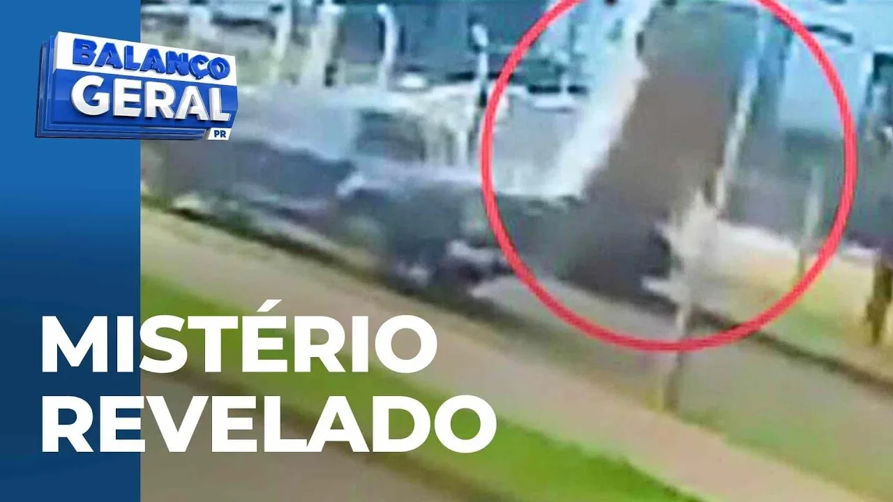 Carro estacionado capota 'sozinho'; carreta teria enroscado em fios e depois no veículo