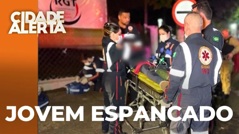 Jovem de 17 anos brutalmente espancado por grupo com socos, chutes e garrafadas