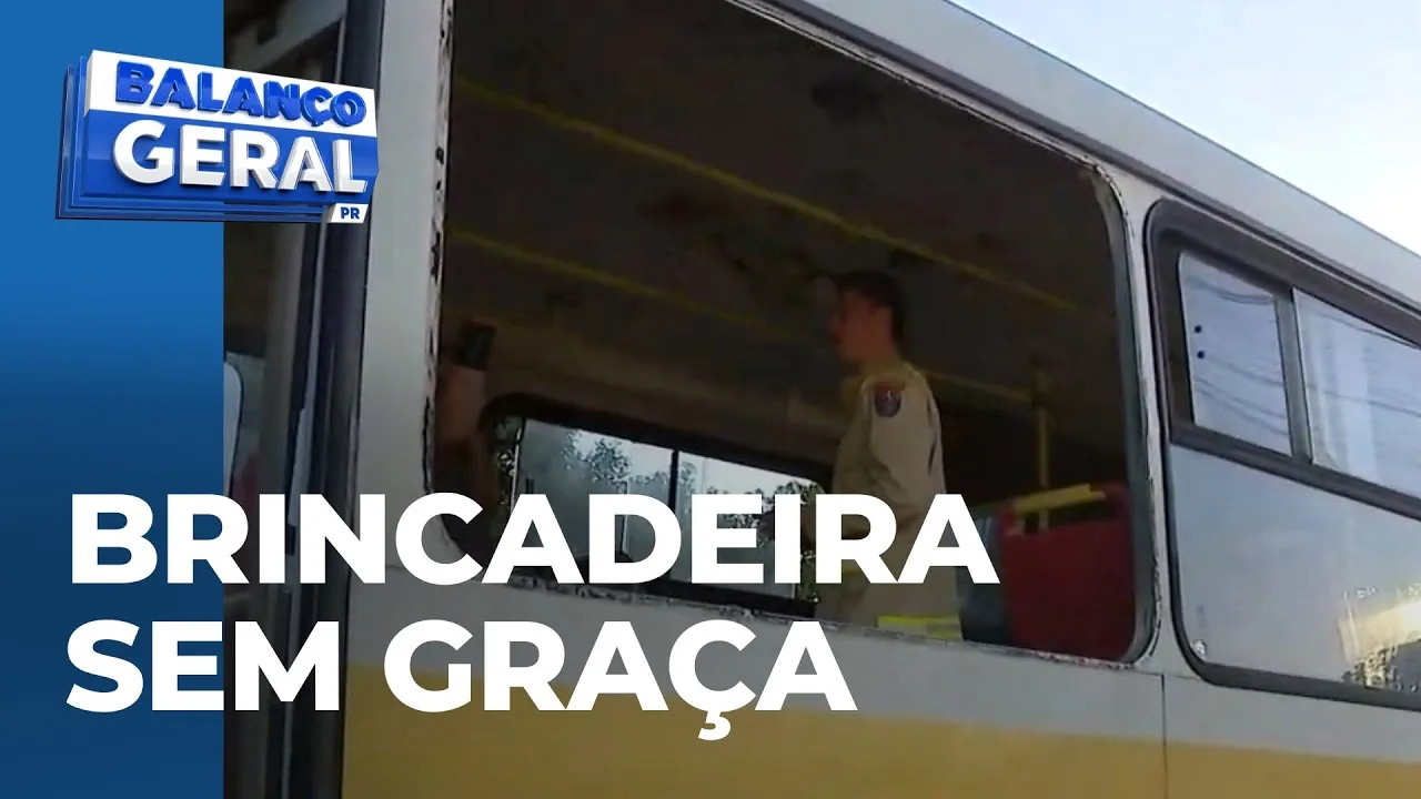 Criança puxa alavanca de emergência de ônibus escolar e 10 caem para fora da janela em Campo Magro