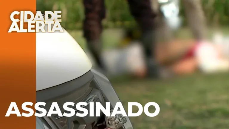 Jovem é morto com mais de 10 tiros; crime aconteceu em uma praça movimentada