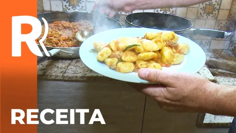 Aprenda a fazer nhoque de batata doce com molho de linguiça