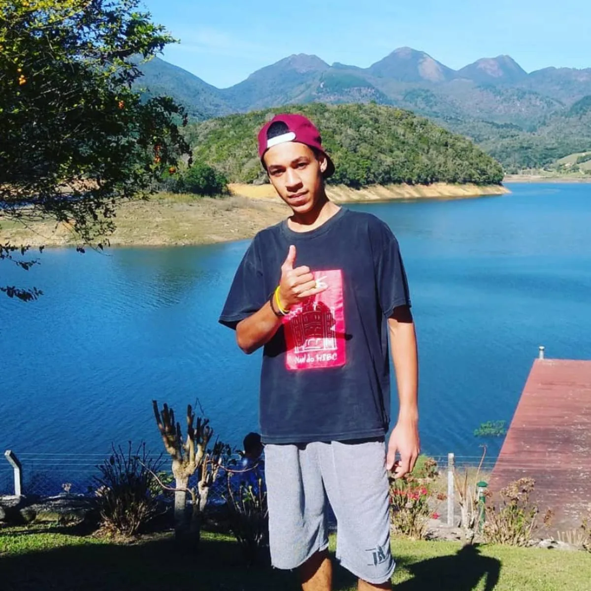 O Corpo de Bombeiros encontrou o corpo do jovem que estava desaparecido desde que o bote em que ele estava virou, na tarde de domingo (1º), na Represa do Capivari, em Campina Grande do Sul, na Região Metropolitana de Curitiba (RMC). A vítima foi identificada como Leonardo dos Santos Inglaterra, de 23 anos. O jovem, que morava em Colombo, também na RMC, deixa uma filha pequena