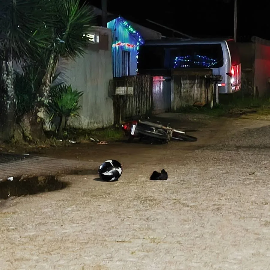 Casal estava em uma motocicleta quando foi baleado