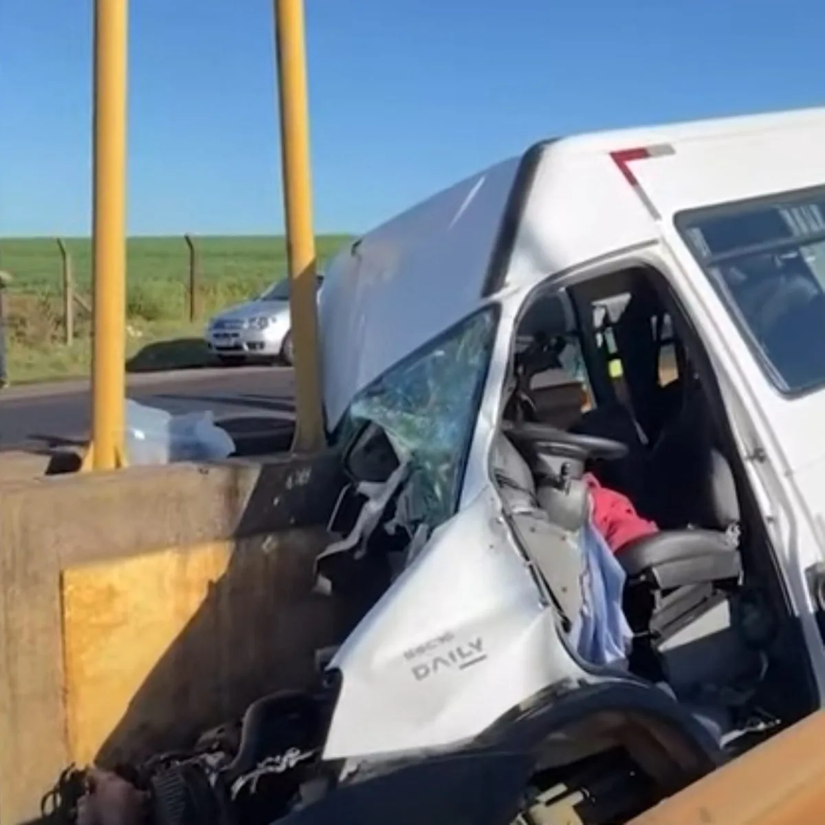 Motorista é identificado como vítima fatal em acidente com van de padres no PR