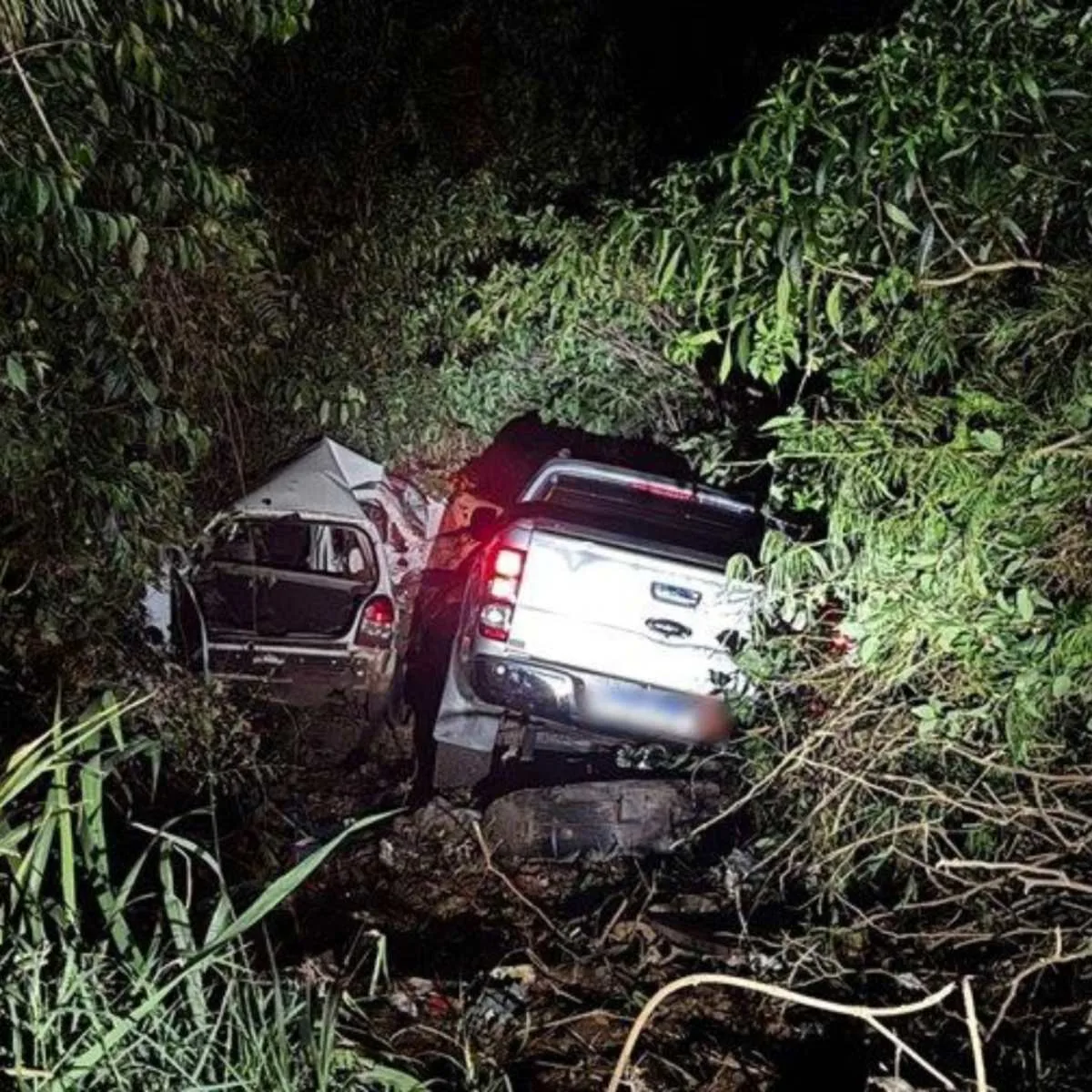 Um casal morreu em um grave acidente na PR-182, em Ampére, no sudoeste do Paraná, na noite de domingo (27). Conforme as primeiras informações do Batalhão de Polícia Rodoviária (BPRv) da Polícia Militar do Paraná (PMPR), o carro das vítimas foi atingido por uma caminhonete no momento em que acessava a rodovia, vindo de Santa Izabel do Oeste. Após a colisão, os dois veículos atravessaram o canteiro da rodovia, atingiram um outro veículo e caíram em uma ribanceira.