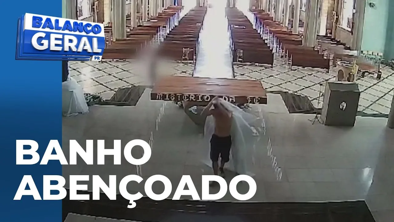 Homem toma banho em pia batismal e se cobre com a toalha do altar