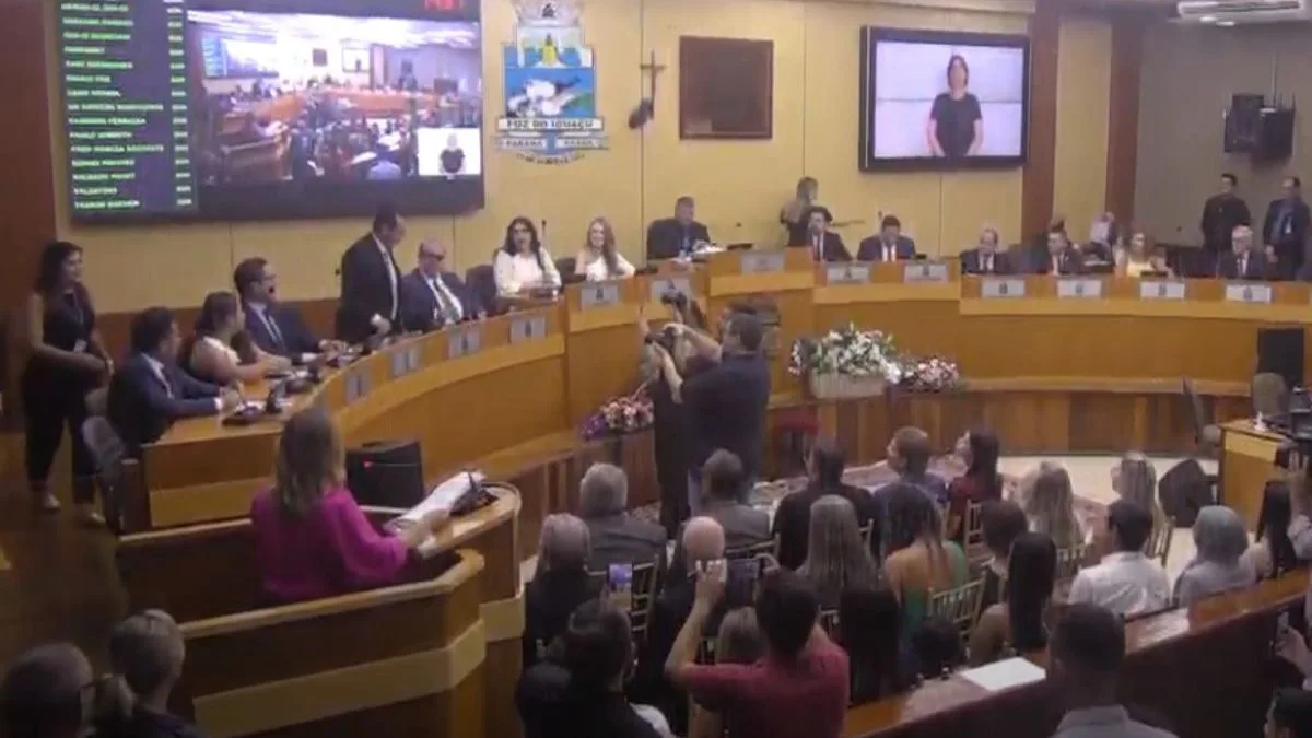 Com 73% de renovação, Câmara de Foz do Iguaçu empossa vereadores