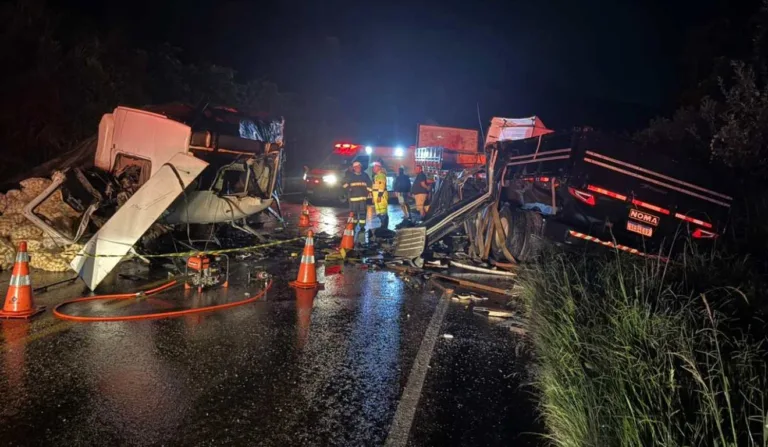 Batida entre caminhões deixa um morto e bloqueia BR-476 na Lapa