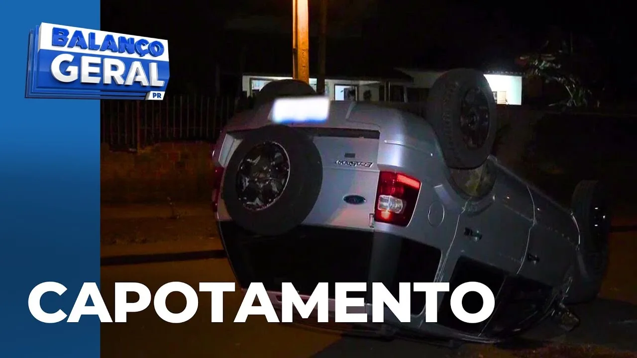 Carro capota após bater em um veículo estacionado no JD. Bertioga