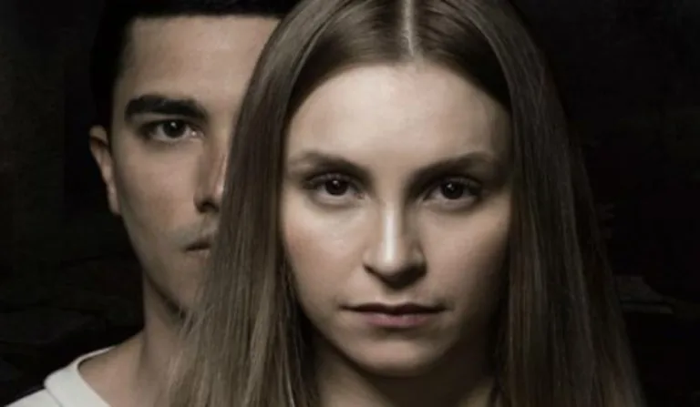 Capa do filme "A menina que matou os pais"