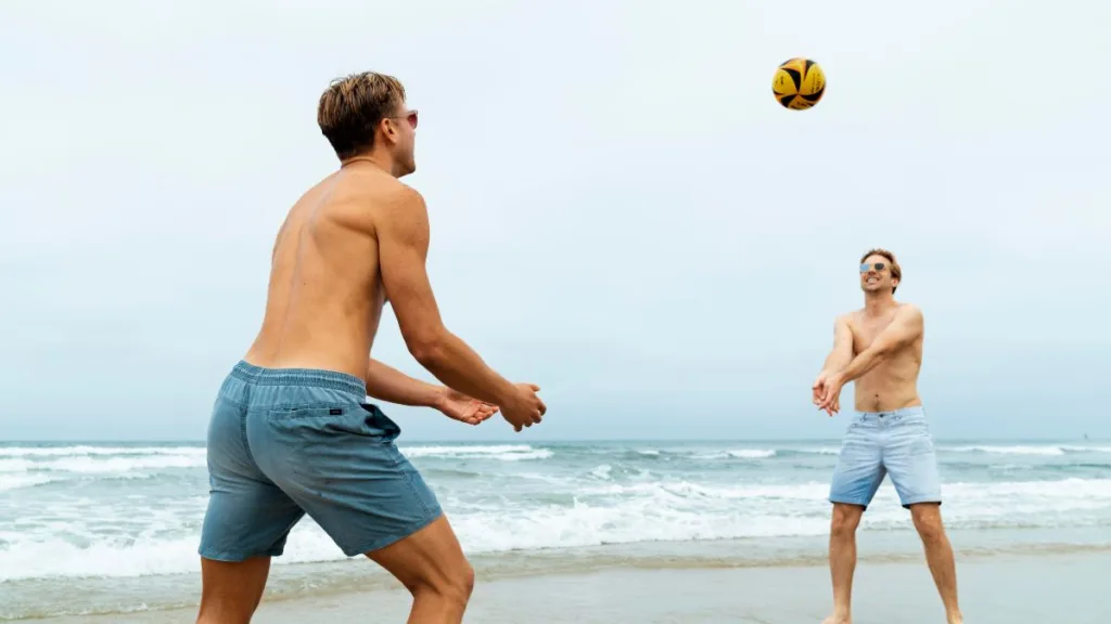 Esportes na beira da praia podem ser mais prazerosos e garantem um fortalecimento dos músculos