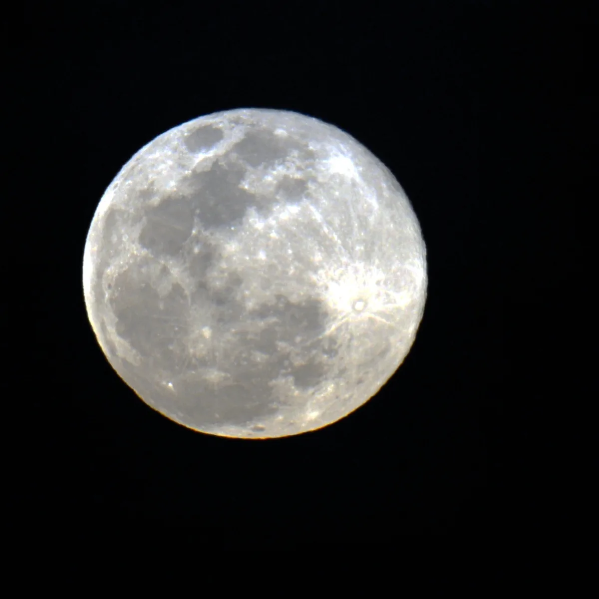 A última superlua cheia do ano poderá ser vista nesta sexta-feira (15). O fenômeno, que deixa a lua maior e mais brilhante, acontece quando ela está no perigeu, o ponto mais próximo da Terra em sua órbita. O momento exato da lua cheia varia conforme as regiões e o fuso horário. Mas, entretanto, levando-se em conta o horário de Brasília, a lua cheia vai brilhar mais intensamente exatamente às 18h28.
