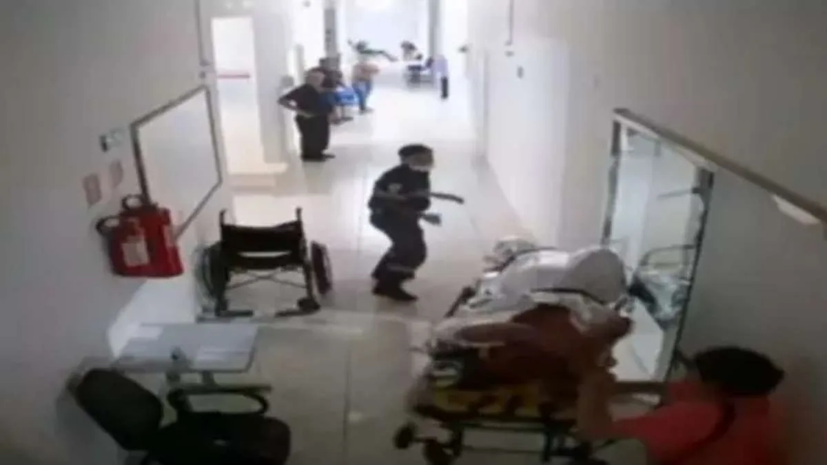 homem é vítima de facadas em maca de hospital