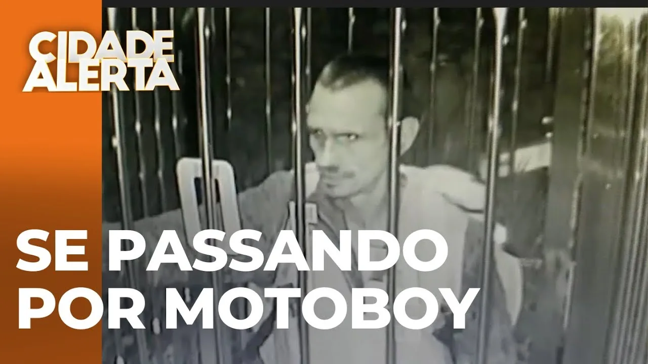 De mochila nas costas e com capacete nas mãos, homem se passa por entregador para assaltar