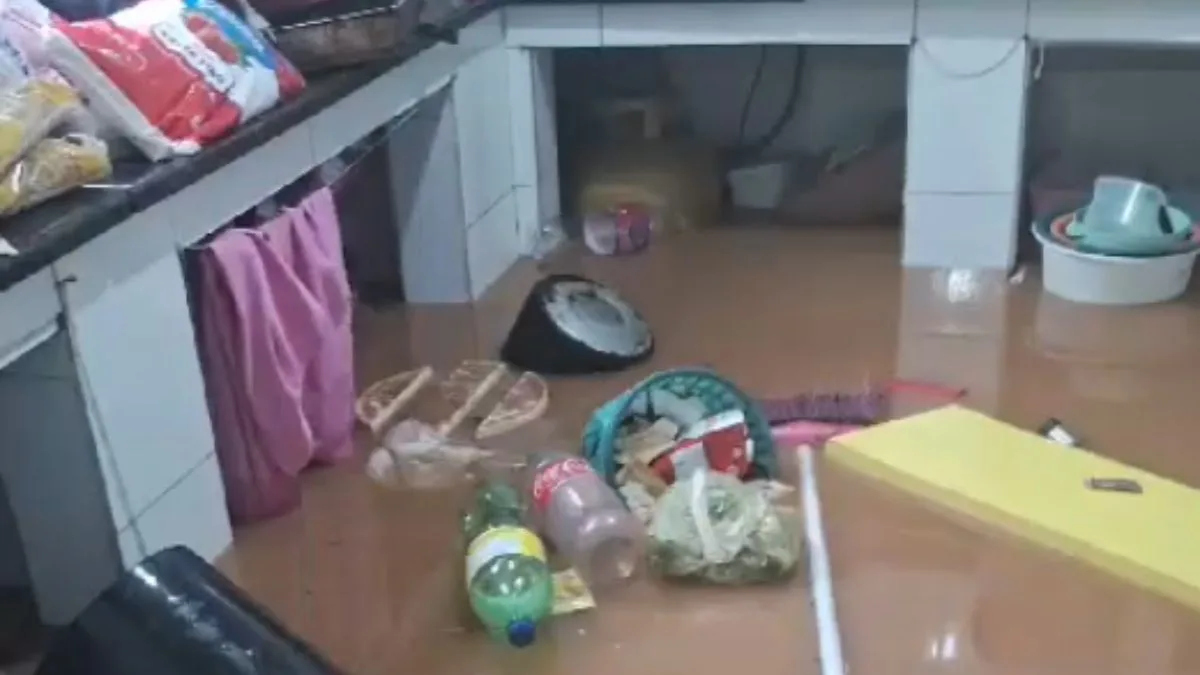 Casas ficam alagadas após chuvas intensas em Curitiba e região; veja imagens