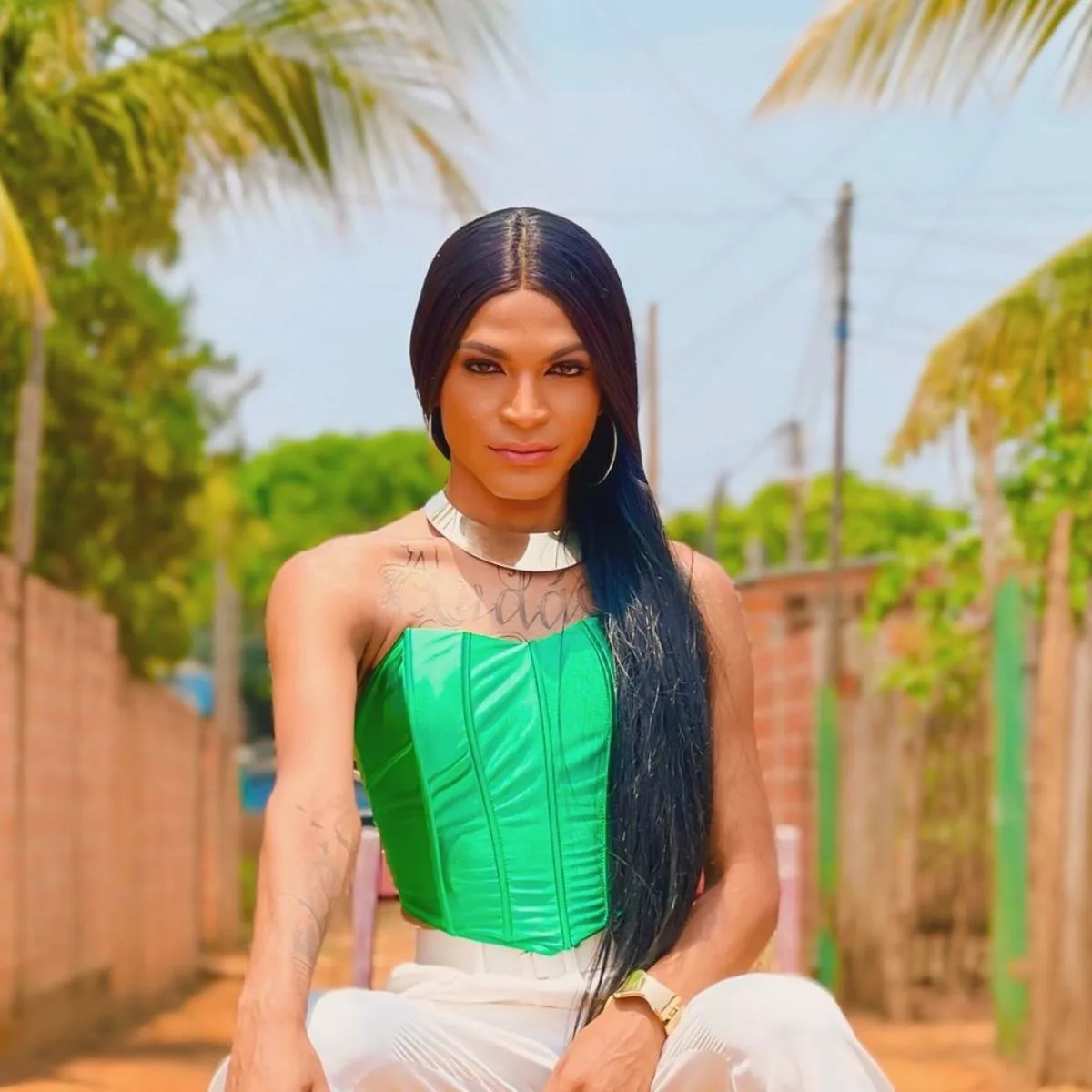 Cantora trans é encontrada decapitada e com pés e mãos amarrados em matagal