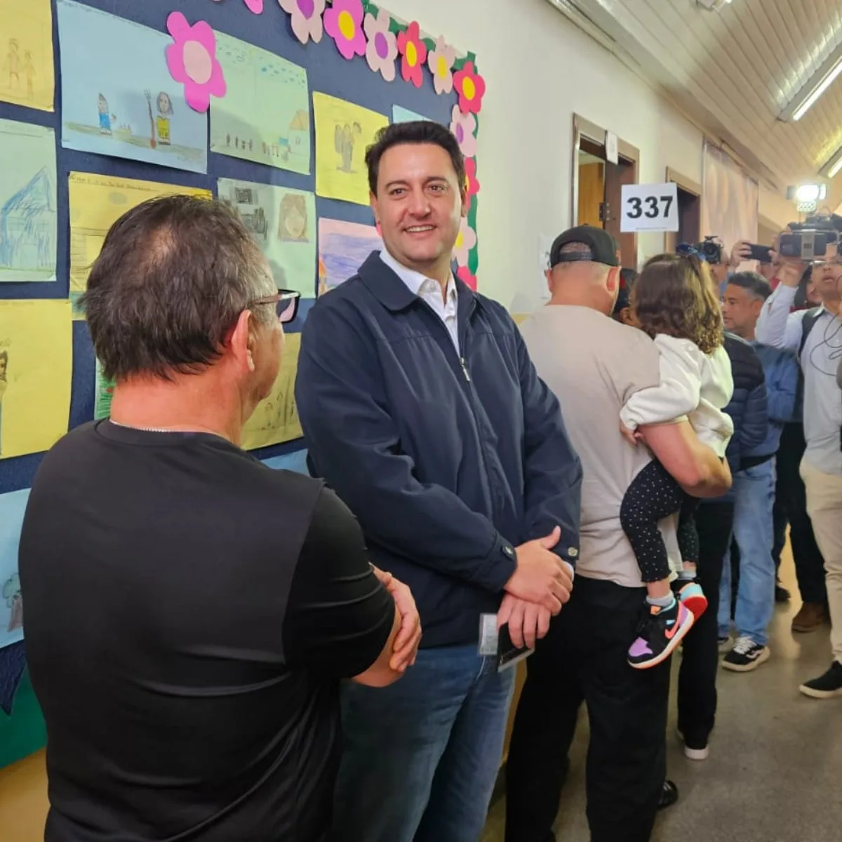 Registro do momento em que o governador Ratinho Junior chega para votar em Curitiba