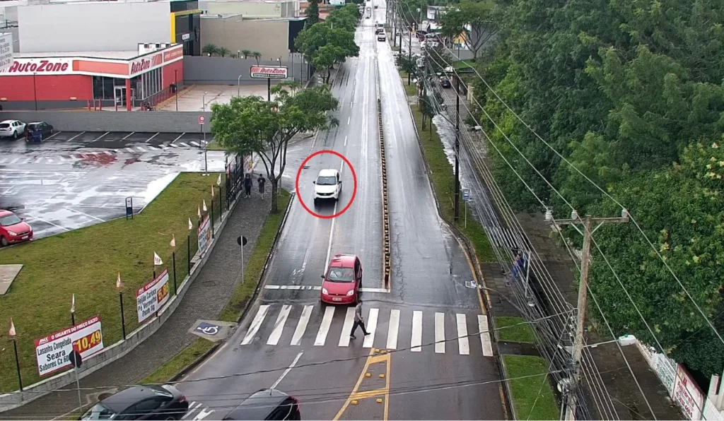 Carro da suspeita de sequestrar Eloah, enquanto trafegava em Campo Largo