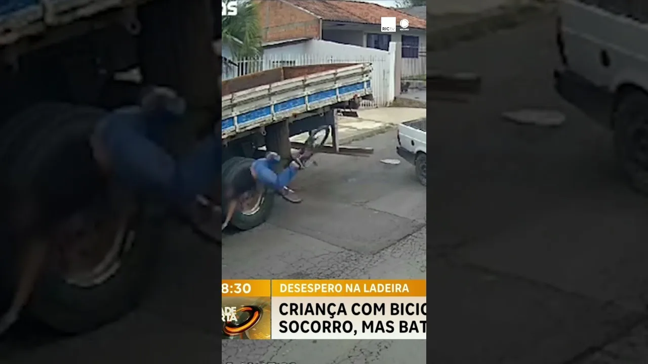 Criança grita por socorro, mas 'voa longe' após bater bicicleta sem freios em caminhão