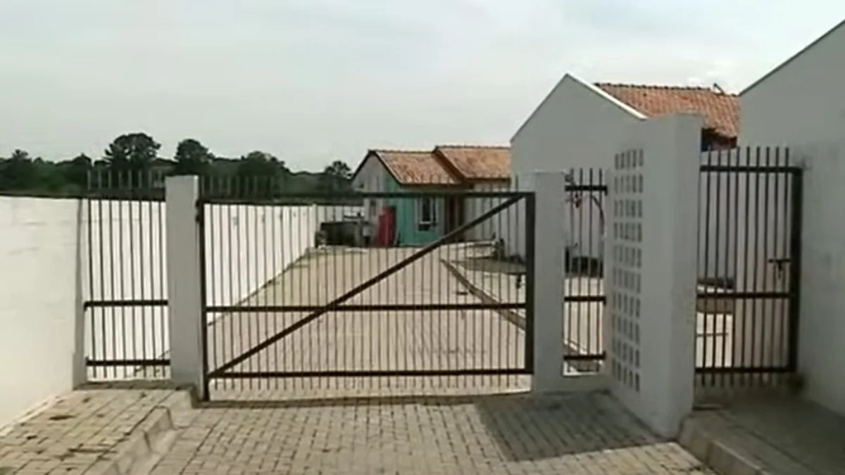 Um homem de 29 anos, suspeito de abusar sexualmente da filha e de duas enteadas, morreu em um confronto com uma equipe da Guarda Municipal (GM) de Araucária, na Região Metropolitana de Curitiba. O suspeito, identificado como Diego Ferreira, de 29 anos, tinha passagens por tráfico e roubo. Ele teria atirado contra os guardas que foram acionados para averiguar uma confusão generalizada em um condomínio no bairro Capela Velha, na madrugada de domingo (1º).