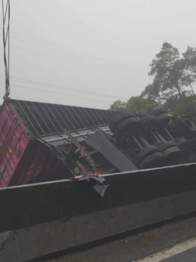 Vídeos mostram local de acidente entre carreta e van com atletas de remo na BR-376