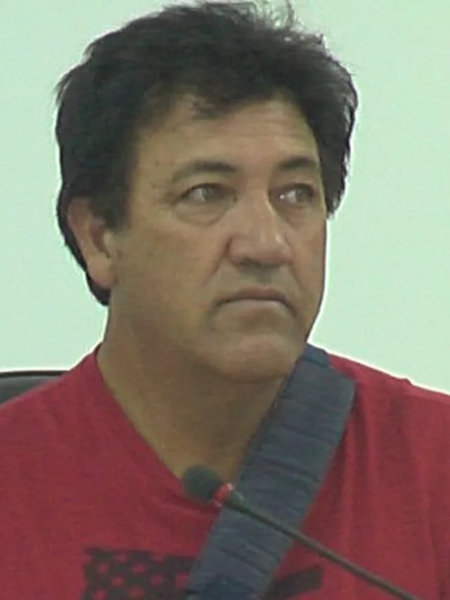 Vereador foragido por matar sobrinho em velório no Paraná pede renúncia