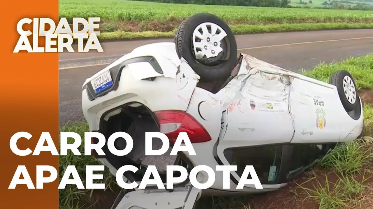 Carro da APAE capota  na estrada da Perobinha, na Zona Norte