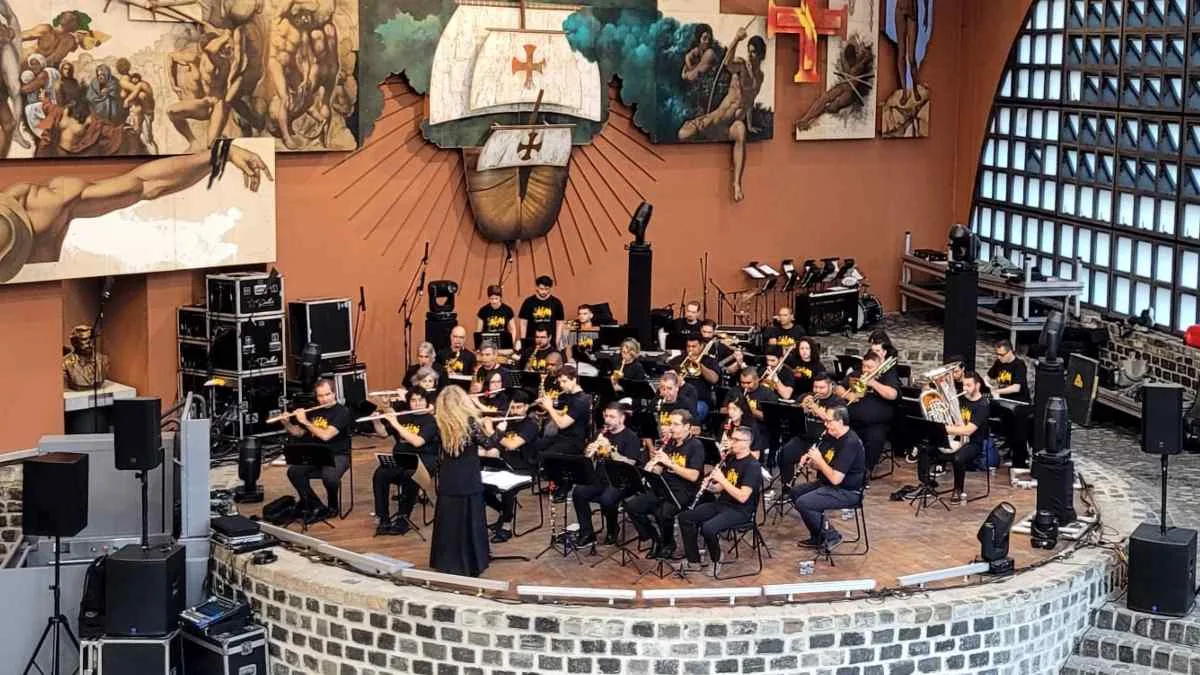 40 pessoas se apresentam