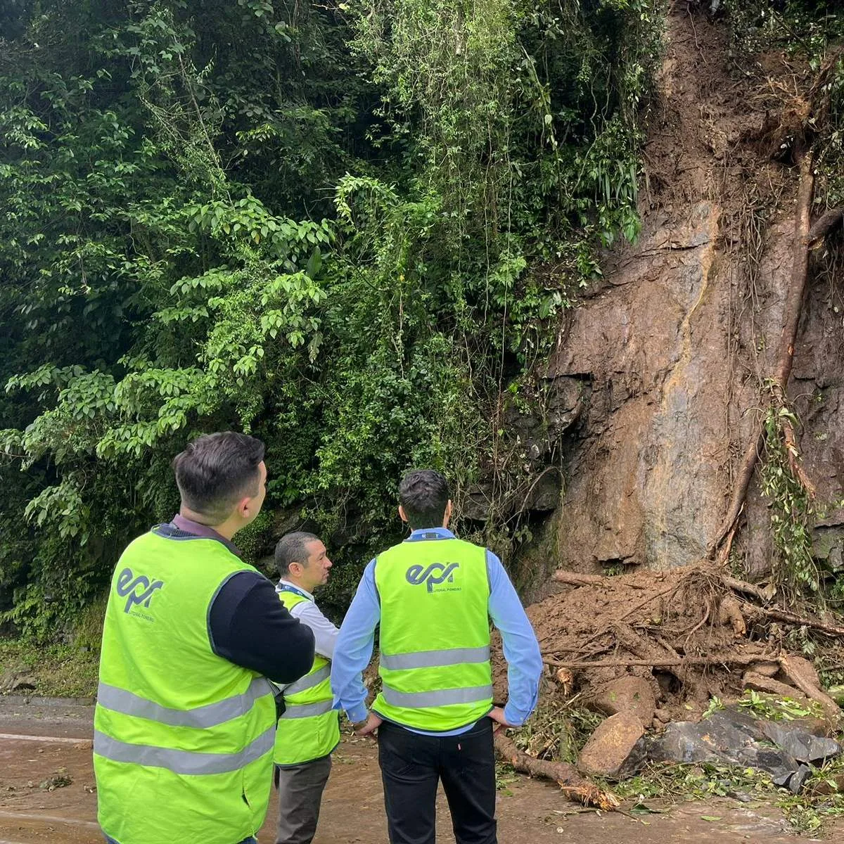 Deslizamento causa interdição na BR-277