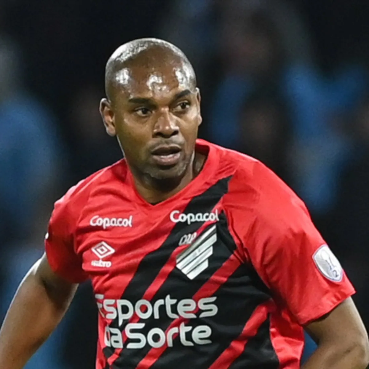 O volante Fernandinho confirmou a sua saída do Athletico, encerrando assim a sua segunda passagem pelo clube. Em nota publicada em redes sociais, o jogador de 39 anos se despediu do Furacão após ter seu contrato encerrado no último dia 31 de dezembro.