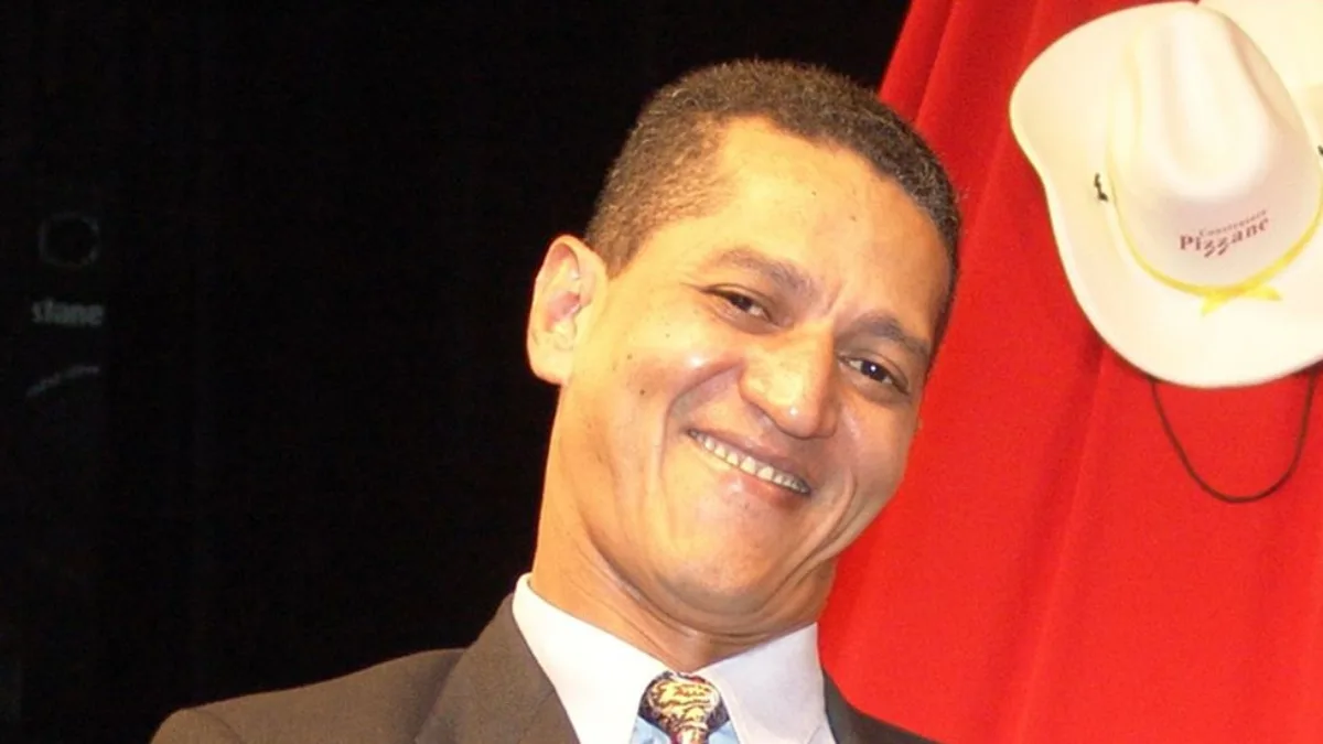 O humorista Kaquinho Big Dog, nome artístico de Acácio Oliveira, de 62 anos, morreu na madrugada desta quinta-feira (12), em Belo Horizonte. Conforme informações da Rádio Liberdade, ele teve um mal súbito enquanto apresentava o programa Madrugada Viva Liberdade, ao lado do radialista Toninho Lima.