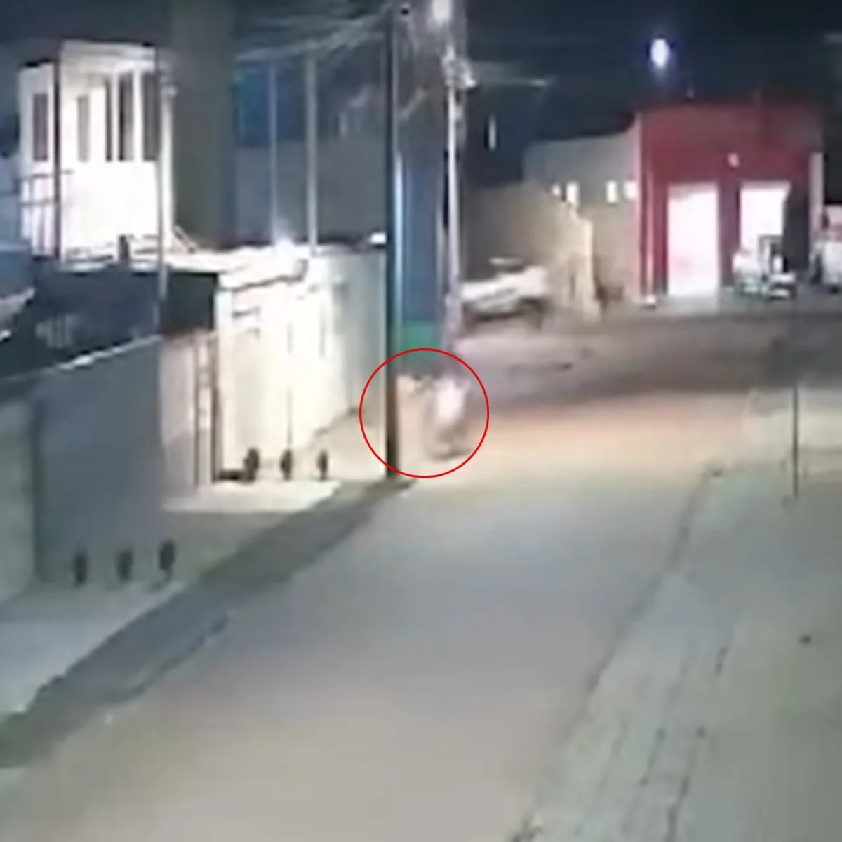 Jovem perde controle de moto, bate em poste e acaba em estado grave no PR; vídeo