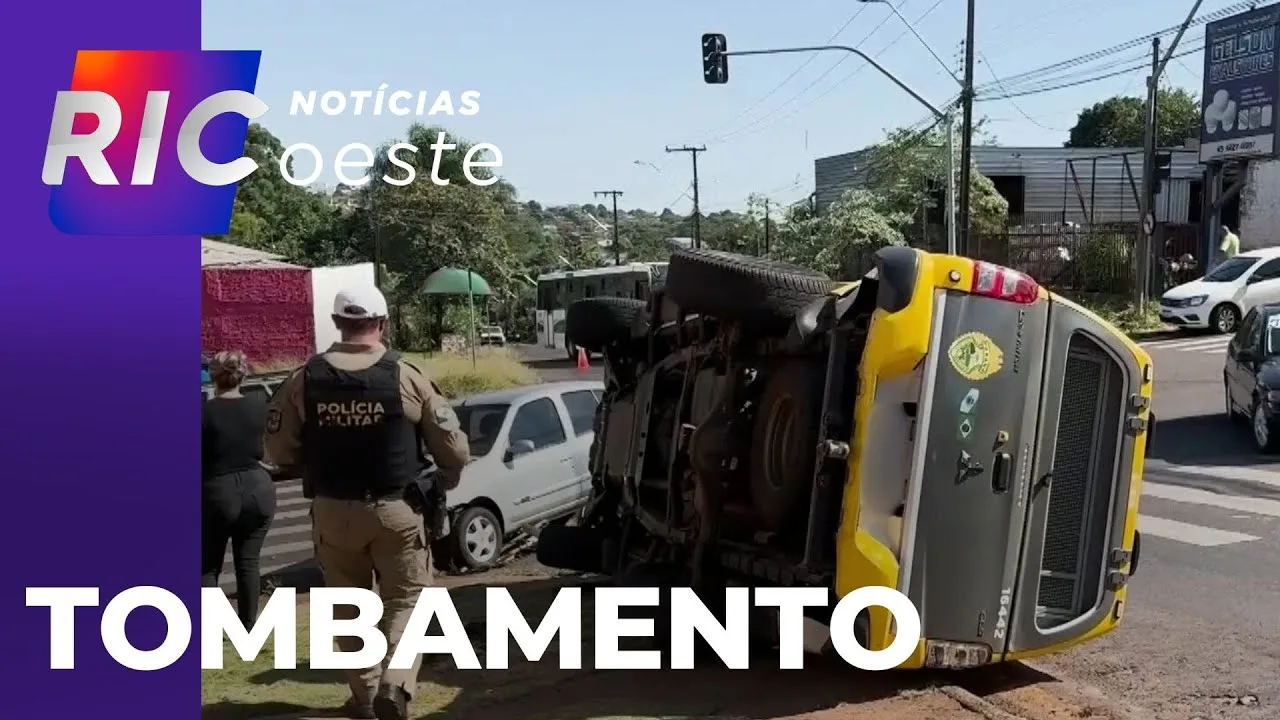 Viatura da PM tomba em acidente envolvendo carro; mulher grávida e criança ficaram feridas.