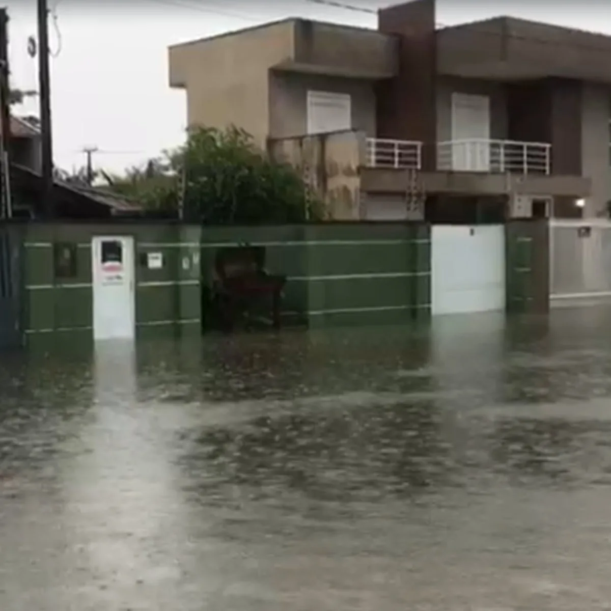 Paraná está sob alerta vermelho de acumulado de chuvas, diz INMET
