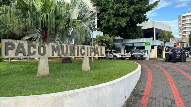 O Ministério Público do Paraná (MPPR) realizou nesta quinta-feira (12), a Operação Epidemia, para apurar a prática dos crimes de associação criminosa e peculato em Quedas do Iguaçu, no oeste do Paraná. Conforme o MP, foram cumpridos sete mandados de busca e apreensão, inclusive na sede da prefeitura, e efetuada uma prisão em flagrante, de uma servidora municipal, por destruição de provas.