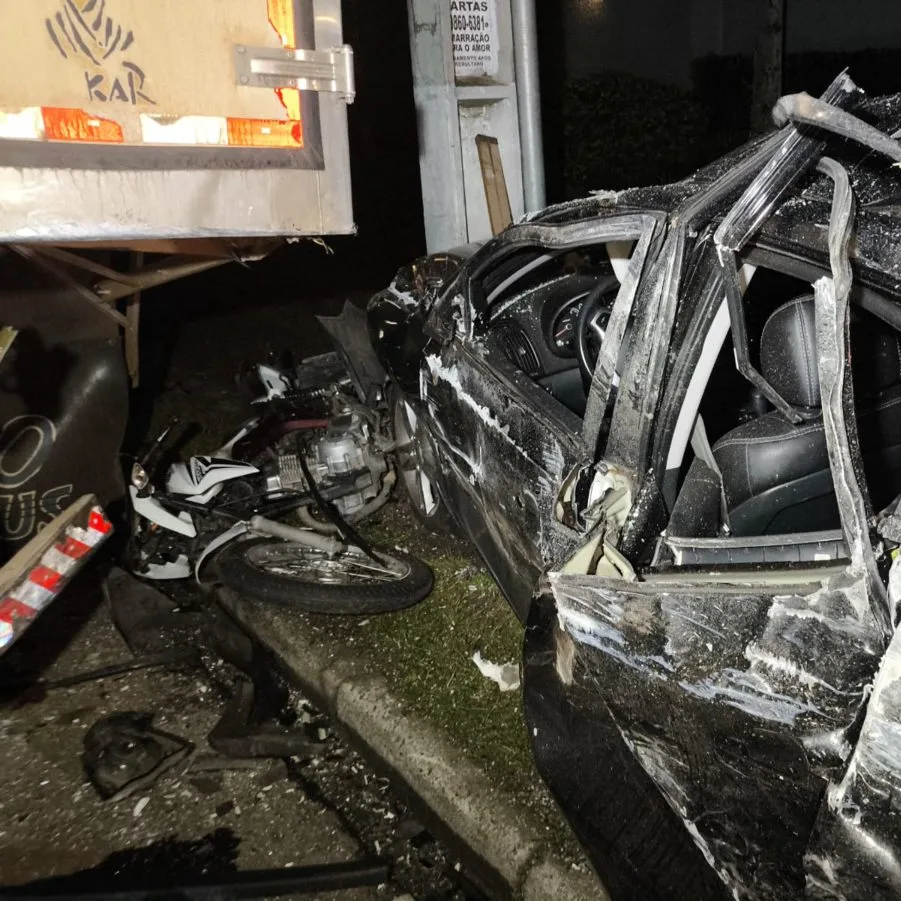 Suspeito destrói três veículos após roubar caminhão