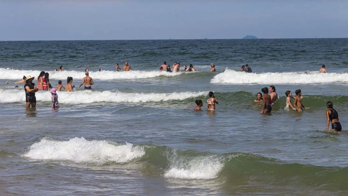 Chuvas de dezembro deixam 15 pontos de banho impróprios em praias paranaenses