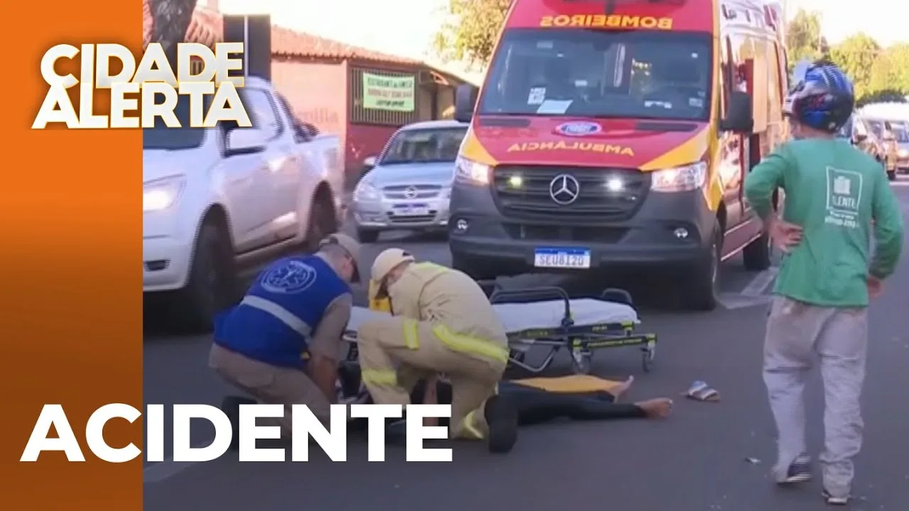 Moto bate em carro e motociclista fica ferida