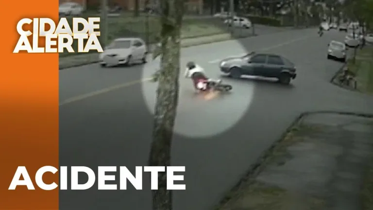 Motociclista gira igual a um pião, após colisão no Bacacheri; motorista do carro fugiu