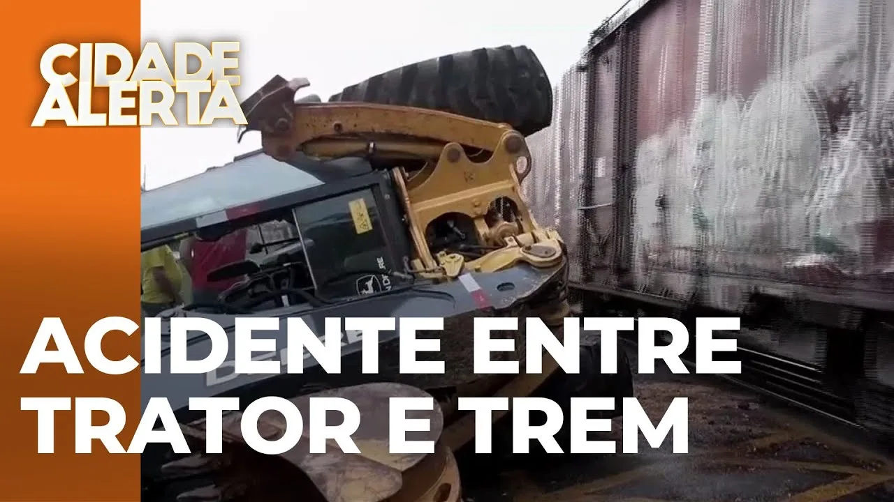 Retroescavadeira da prefeitura é atingida por trem em Mandaguari; câmera flagrou o acidente