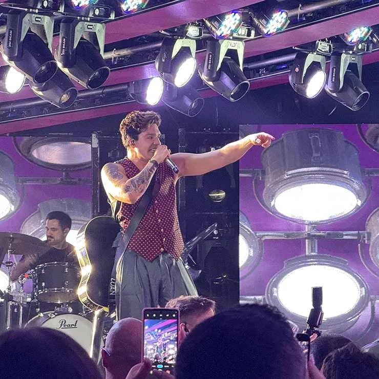 Luan Santana faz show em festa de aniversário de 15 anos em Curitiba